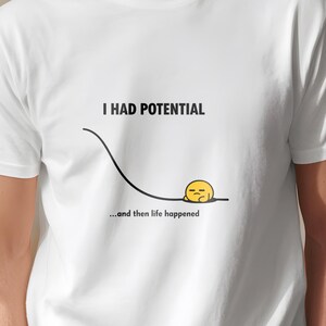 Può includere: Una tazza di ceramica bianca con manico nero e la scritta "But First, Coffee" in stile scritto a mano. La tazza è su una superficie bianca. Per bevande calde.