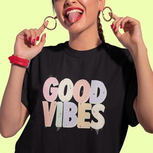 Camiseta "Good Vibes", letras pastel retro de los 80, mensaje positivo e informal para uso diario, ideal para hombres y mujeres.