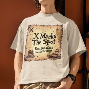 T-shirt Pancake Paradise, cadeau culinaire, t-shirt pour les amateurs de petit-déjeuner, t-shirt pour les gourmets, t-shirt brunch, vêtements pour gourmets, carte au trésor des crêpes !