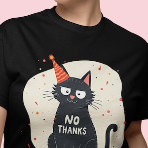 T-shirt chat « No Thanks », chat noir de dessin animé poussant un chapeau de fête, t-shirt graphique humoristique pour les fêtes d'anniversaire, cadeau original pour les passionnés de chats