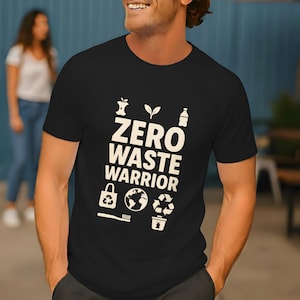 Può includere: T-shirt nera con la scritta "ZERO WASTE WARRIOR" e icone ecologiche. Le icone includono un torsolo di mela, una pianta, una bottiglia, una borsa della spesa, un globo, un simbolo di riciclaggio, uno spazzolino da denti e una tazza di caffè.
