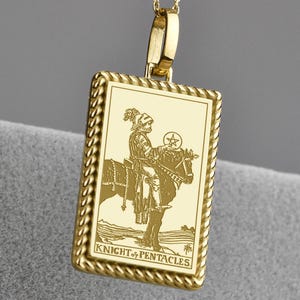 14K Gold Ritter der Münzen Tarot-Karten-Halskette, Spiel Deck Anhänger, Amulett der magischen Karte, Arcana-Charme, Ritter der Münzen-Schmuck