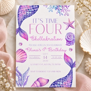 Puede incluir: Una tarjeta de invitación de cumpleaños rectangular con ilustraciones en acuarela de colas de sirena, conchas moradas, estrellas de mar y coral. El texto dice: IT'S TIME FOUR Shellabration, PLEASE JOIN US TO CELEBRATE Olivia's 4th Birthday, SEPT 14 2030, 123 PARTY ST, AUSTIN, TX 78790, RSVP TO MOM AT 737-498-9876.