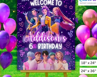 Könnte beinhalten: Ein Geburtstagsfeier-Schild mit dem Text "WELCOME TO Addison's 6th BIRTHDAY". Das Schild zeigt Zeichentrickfiguren und ist mit Sternen und Herzen verziert. Das Schild steht auf einer Staffelei, umgeben von lila und goldenen Luftballons. Größen: 45,72 cm x 60,96 cm und 60,96 cm x 91,44 cm.