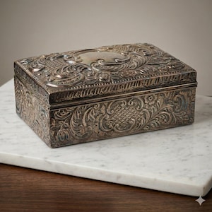 19世紀のアンティーク打ち出し細工の銀製ボックス、ヴィクトリア朝時代の純銀製ジュエリーボックス、手彫り装飾が施されたタバコボックス（木製内装）、ヨーロッパのヴィンテージ品