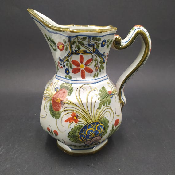 Antique jug from the Cantagalli factory in Faenza.