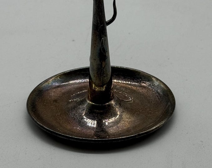 Porta anelli in metallo argentato.