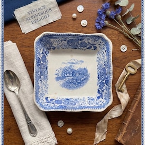 Può includere: Un set di tre tazze in ceramica con finitura opaca e macchiettata. Le tazze sono nei toni del crema, grigio chiaro e grigio scuro. Ogni tazza ha un design semplice e minimalista, perfetto per caffè o tè.