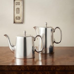 Paar Vintage-Kaffeekannen aus Sheffield EPNS, versilbert, im Stil der Mitte des 20. Jahrhunderts, elegantes Sammlerstück für die industrielle Wohnkultur