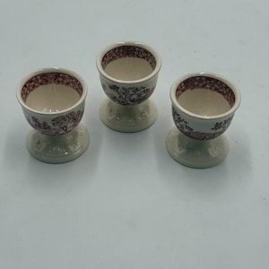Juego de 3 hueveras de cerámica vintage color granate con estampado Toile de Jouy, decoración de cocina rústica francesa, vajilla de estilo campestre, regalo único para amantes de los huevos.