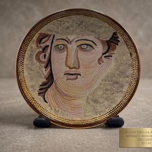 Può includere: Un piatto decorativo con un ritratto a mosaico di un volto. Il piatto ha un bordo e un bordo dorati. Il piatto ha un diametro di 25 cm.
