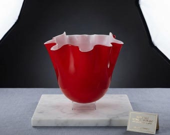 Autentisk Murano-glasvas Voltolina signerad röd och vit näsduksdesign, italiensk konstglasdekorativ vas, venetiansk från mitten av århundradet