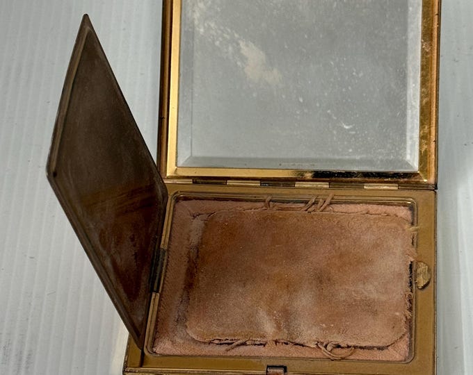 Antique powder compact from the 1930s/1950s