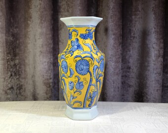 Vintage Chinese Porcelain Yellow and Cobalt Blue Vase – A Classic Treasure