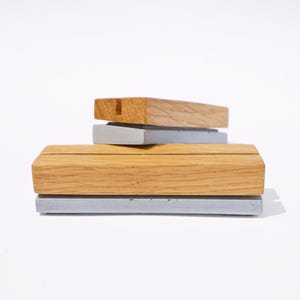 Porta biglietti in legno cemento – porta biglietti in rovere – porta foto moderno – idea regalo decorazione – porta cartoline minimalista – porta cartoline