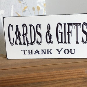 Table-cadeau de plaques suspendues en bois sur pied pour cartes de mariage et cadeaux