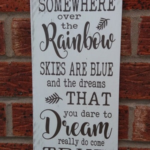 Ergens boven de regenboog is de lucht blauw Inspirerend verweerd shabby chic bordje