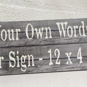 Ihr eigenes Wort personalisiertes hölzernes Schild plaziert jeden Text shabby chic, beunruhigt rustikales Zeichen