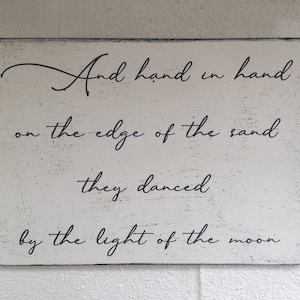 Shabby Chic Hochzeit Strand und Hand in Hand auf den Rand des Sandes beunruhigt Shabby Chic Schild Schild