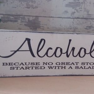 Bruiloftsalcohol omdat er geen geweldig verhaal begon met een houten bord voor een salade