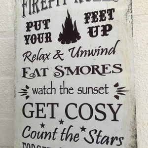 Peut inclure: Une pancarte en métal blanc avec du texte noir qui dit "Firepit Rules" et comprend une liste de règles pour profiter d'un foyer, telles que "Put your feet up", "Relax & Unwind", "Eat Smores", "Watch the sunset", "Get Cosy", "Count the stars", et "Forget your worries".