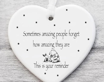 Cuore in ceramica da conservare come ricordo: un promemoria per le persone, con l'illustrazione di Winnie the Pooh.