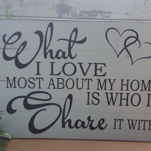 Ce que j’aime le plus dans ma maison, c’est avec qui je la partage avec une plaque en bois shabby chic