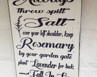 Placa con frase mágica práctica que dice "siempre arroje sal derramada", letrero vintage desgastado y elegante