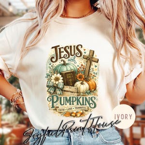 Maglietta Gesù e zucche, maglietta cristiana autunnale, maglietta Fede Amore Gratitudine, maglietta Bibbia Croce Zucca, regalo cristiano autunnale per il Ringraziamento