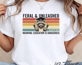 Lustiges Abschluss-Hemd wilde und entfesselte Klasse von 2026 Retro Waschbär-Warnungs-Bildung ist gefährliches älteres Geschenk-Weinlese-T-Stück