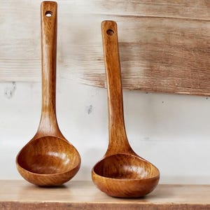 Handgefertigte Holzlöffel, rustikales Küchenutensil, Natürlicher Suppenlöffel aus Holz, Umweltfreundliches Kochwerkzeug, Länge 25 cm