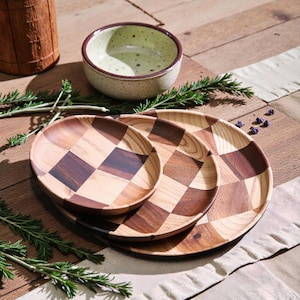 Peut inclure: Ensemble de trois mugs en céramique avec une finition mate et mouchetée. Les tasses sont de couleur crème, gris clair et gris foncé. Chaque mug a un design simple et minimaliste et une anse arrondie.