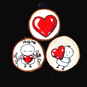 Juego de 3 rebanadas de madera de amor pintadas a mano / Recuerdo o regalo de boda / Arte de corazón rústico / Decoración de San Valentín / Símbolo de abrazo / Juego de 3 o individual