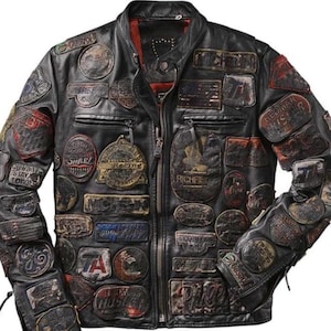 Może przedstawiać: Czarna skórzana kurtka z różnymi kolorowymi naszywkami. Naszywki mają różne wzory, w tym logo, tekst i obrazy. Kurtka ma zamek błyskawiczny i dwie kieszenie.