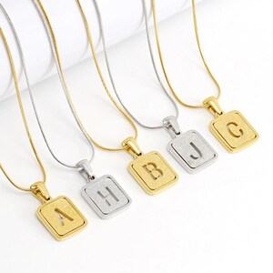 Collar personalizado con letras del alfabeto: colgante cuadrado bañado en oro de 18 quilates, joyería minimalista, unisex