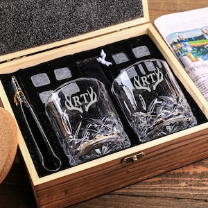 Gepersonaliseerde whiskyglazen set met houten kist, cadeau-idee bruidsjonkers, cadeau getuige, luxe bruidsjonkers geschenkdoos, whiskycadeaus voor hem