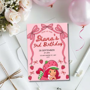 Puede incluir: Invitaci&oacute;n de cumplea&ntilde;os rosa con el texto "Diana's 3rd Birthday". La tarjeta presenta una ilustraci&oacute;n de ni&ntilde;a fresa, lazos y fresas. La invitaci&oacute;n incluye la fecha, la hora y la direcci&oacute;n.
