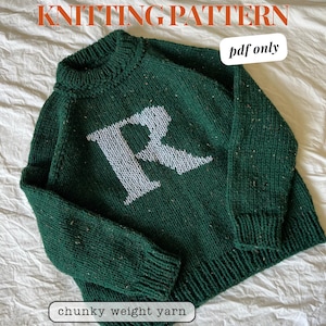 Wzór na sweter czarodzieja na drutach. Samouczek robienia swetra na drutach dla początkujących. Świąteczny sweter z monogramem czarodzieja i literą. Łatwy wzór.