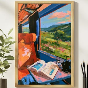 Può includere: Un dipinto a olio incorniciato che raffigura una vista dal finestrino di un treno. La scena mostra un sedile arancione brillante in primo piano, un libro aperto appoggiato su un tavolino e un paesaggio vivace di colline verdi e fiori rosa.