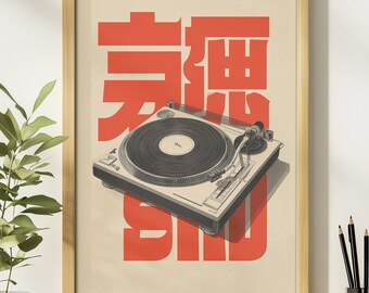 Op de afbeelding: Een ingelijste print met een platenspeler met een vinylplaat. Het kunstwerk heeft een beige achtergrond met grote rode Japanse karakters. De platenspeler is grijs en zwart, met een zilverkleurige arm. De lijst is licht van kleur.