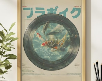 Puede incluir: Una impresión artística enmarcada con un diseño de disco de vinilo y peces koi nadando en el agua. El disco está centrado en un fondo claro con texto japonés y un marco de madera. La impresión tiene una estética vintage.