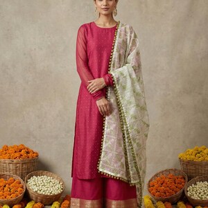 Klassische handgemachte weiße Baumwolle Phulkari Dupatta: Stickerei mit grünem Faden