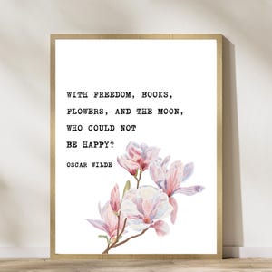 Puede incluir: Una cita imprimible de Oscar Wilde sobre la libertad, los libros, las flores y la luna. La cita está impresa en texto negro sobre un fondo blanco con una ilustración de acuarela de flores de magnolia rosas.