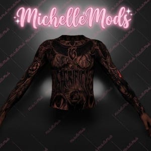 以下が含まれることがあります： 胸と腕を覆う複雑なタトゥーデザインが施された茶色の長袖シャツ。デザインには、ワシ、時計、その他の詳細なパターンが含まれています。「Michelle Mods」というテキストがシャツの上に表示されています。