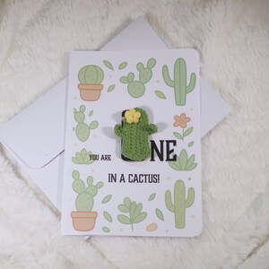 Tarjeta de felicitación de cactus de crochet / Tarjeta de cumpleaños suculenta hecha a mano / Tarjeta de felicitación personalizable / Regalo lindo y único / Regalo de agradecimiento para un amante