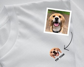 Może przedstawiać: Biała koszulka z fotografią psa w ramce i mniejszym obrazkiem psiej twarzy z tekstem "Pup Yeah!" poniżej.