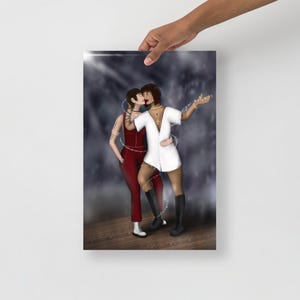 Puede incluir: Una impresión que representa a dos figuras abrazándose. Una figura viste una túnica blanca y botas negras, la otra un mono rojo. Ambas están adornadas con joyas y un diseño estilizado de alambre de púas. El fondo es una escena oscura y atmosférica.