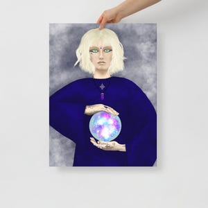 Op de afbeelding: Digitale kunstafdruk met een persoon met een lichte huid, blond haar en groene ogen, gekleed in een donkerblauwe jurk. De persoon houdt een gloeiende bol vast met een galaxy-ontwerp. De achtergrond is rookgrijs.