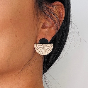 Puede incluir: Una taza de cerámica blanca con un asa negra y el texto "But First, Coffee" en negro, en negrita. La taza está sobre una superficie blanca.