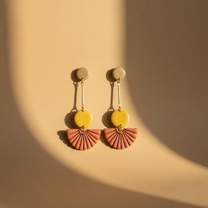 Sol Arc Drops Ohrringe aus Polymer Clay | Geometrisches Statement, leichter Boho-Schmuck